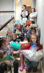 Kinder aus dem Kinderheim „St.-Nikolaus-Haus der Barmherzigkeit“ freuen sich über die Spenden.