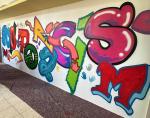 © Foto: FWG: „No to Racism“: Im Sekretariatsflur der Schule ist jetzt dieses Graffiti zu sehen.
